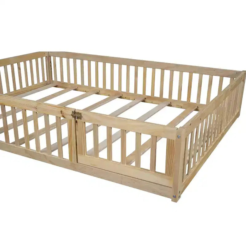 Letto a piattaforma in legno per casa a grandezza naturale con spondina di protezione
