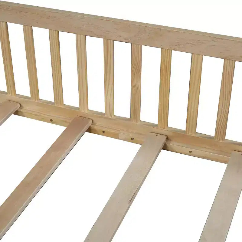 Letto a piattaforma in legno per casa a grandezza naturale con spondina di protezione