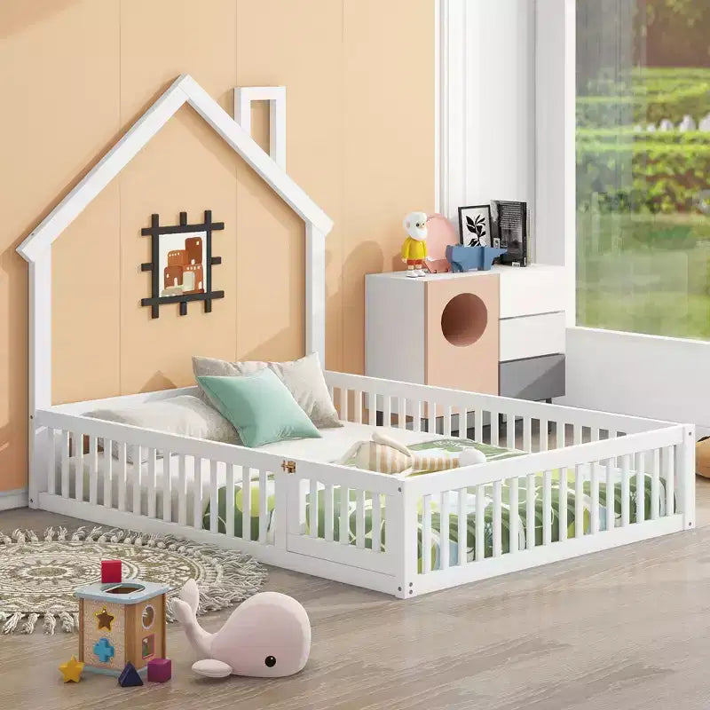 Letto a piattaforma in legno per casa a grandezza naturale con spondina di protezione