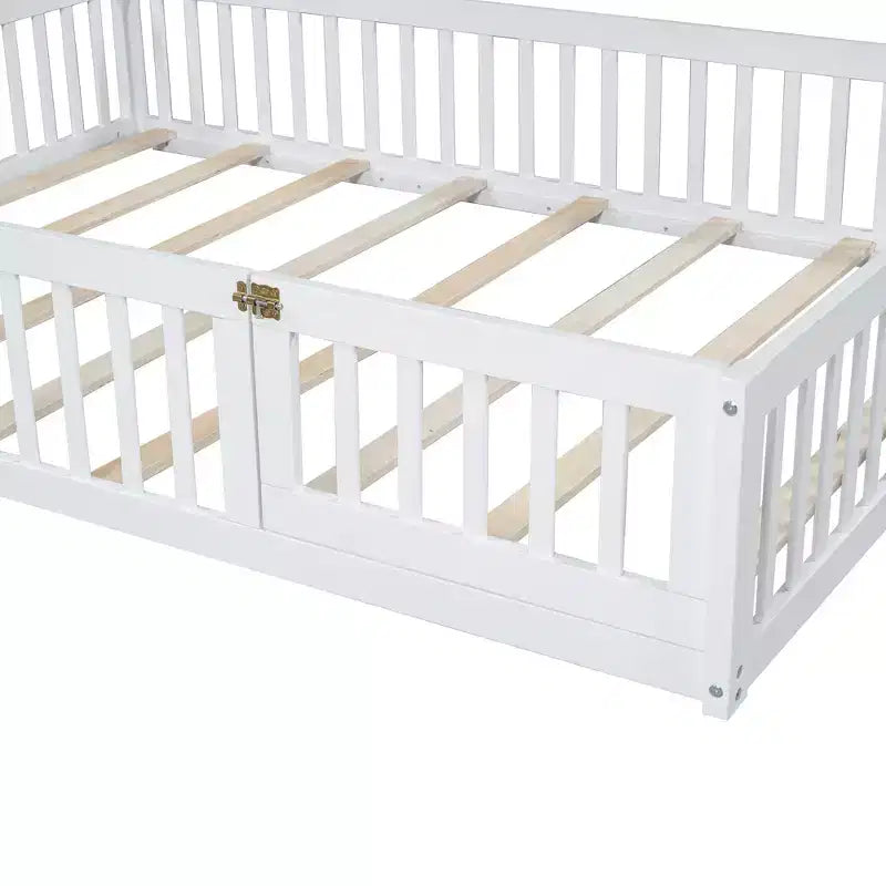 Letto a piattaforma in legno per casa a grandezza naturale con spondina di protezione