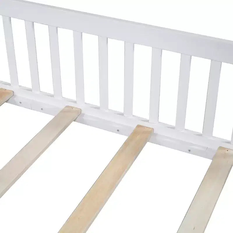 Letto a piattaforma in legno per casa a grandezza naturale con spondina di protezione