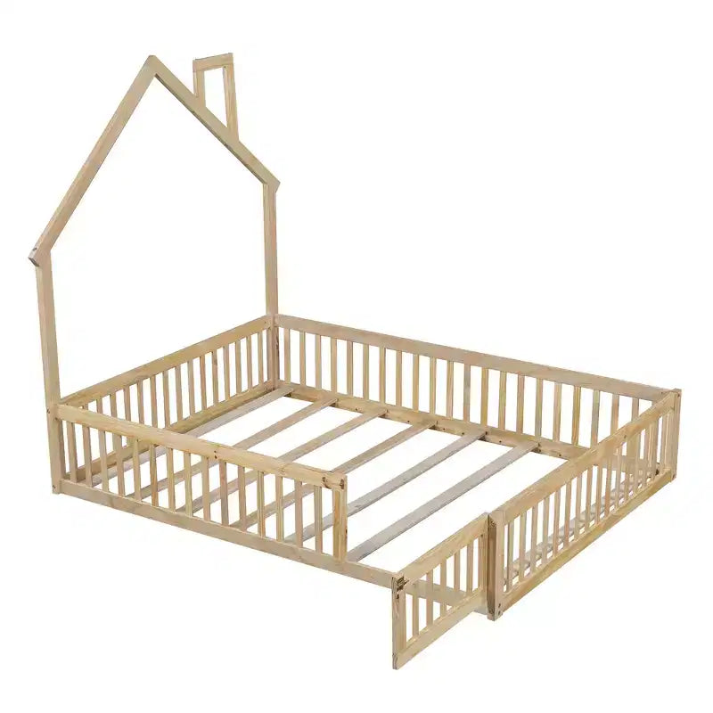 Letto a piattaforma in legno per casa a grandezza naturale con spondina di protezione