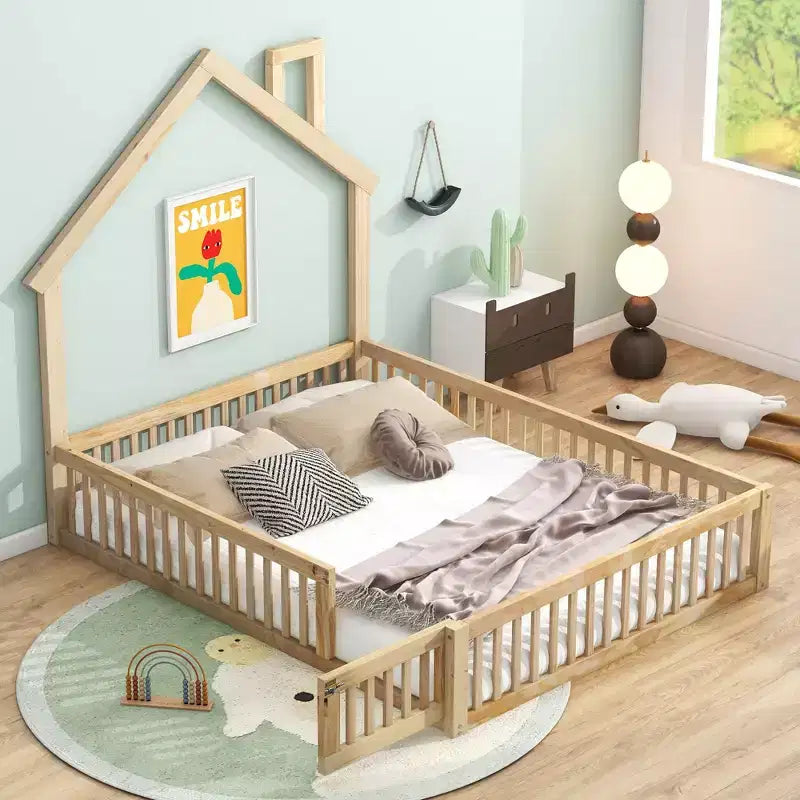 Letto a piattaforma in legno per casa a grandezza naturale con spondina di protezione