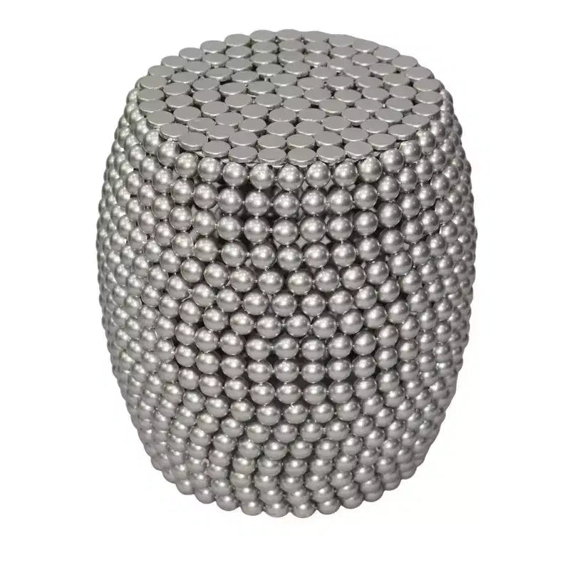Tavolino da salotto da 18 pollici con perline metalliche argentate e motivo borchiato, struttura in ferro nichelato