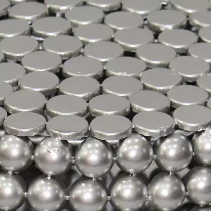 Tavolino da salotto da 18 pollici con perline metalliche argentate e motivo borchiato, struttura in ferro nichelato