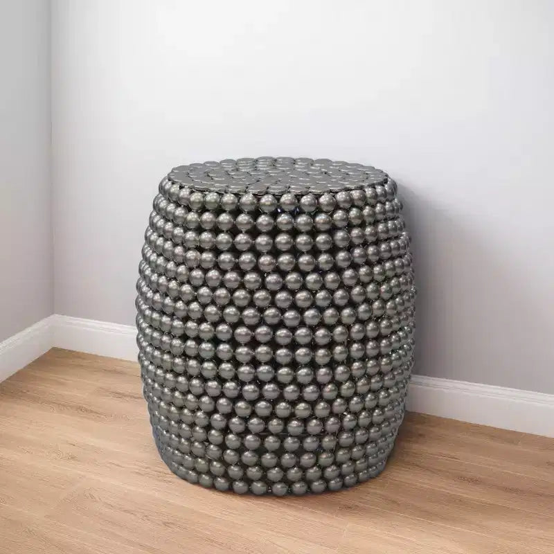 Tavolino da salotto da 18 pollici con perline metalliche argentate e motivo borchiato, struttura in ferro nichelato
