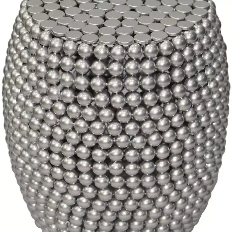 Tavolino da salotto da 18 pollici con perline metalliche argentate e motivo borchiato, struttura in ferro nichelato