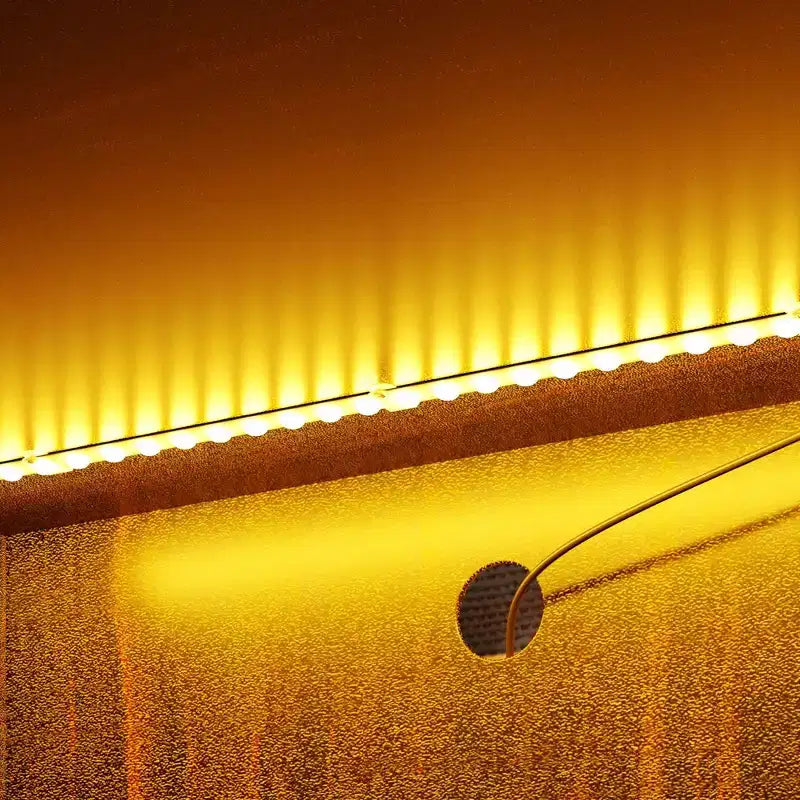 Mobile giradischi dall'estetica retrò moderna: ante in vetro, illuminazione a LED e design incentrato sui vinili