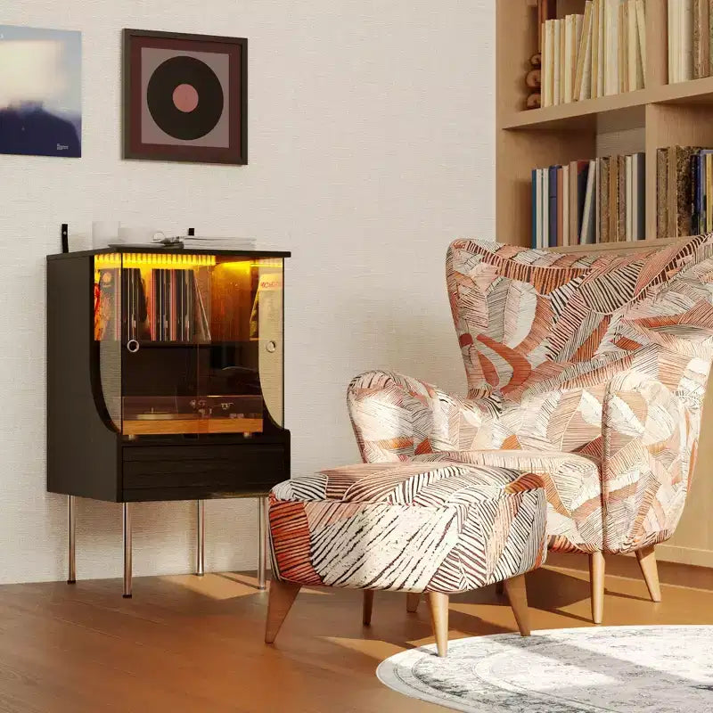Mobile giradischi dall'estetica retrò moderna: ante in vetro, illuminazione a LED e design incentrato sui vinili