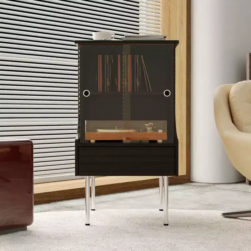 Mobile giradischi dall'estetica retrò moderna: ante in vetro, illuminazione a LED e design incentrato sui vinili